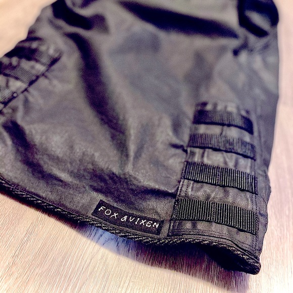 🦊 FOX & VIXEN || HANDMADE VINTAGE || Unisex Black Vest with Detachable Hood - Picture 4 of 16